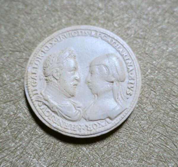 Henri IV et Catherine médaille en plâtre  36 mm.