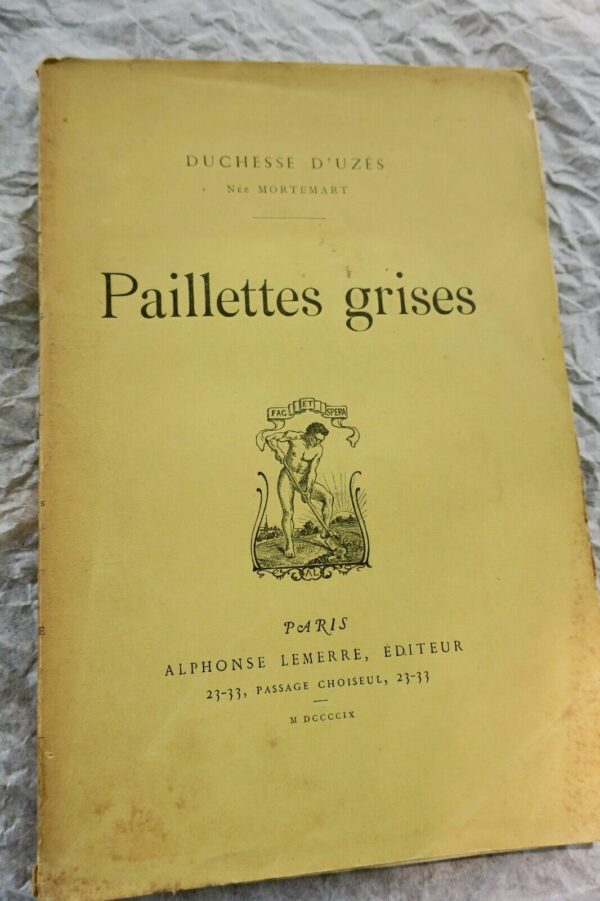 D'UZES née MORTEMART, Duchesse Paillettes grises 1909